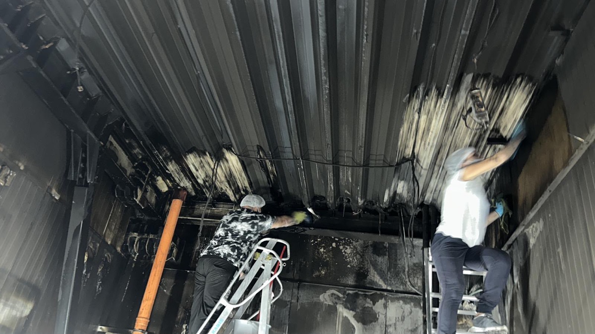Curățenie după incendiu — tavan hală